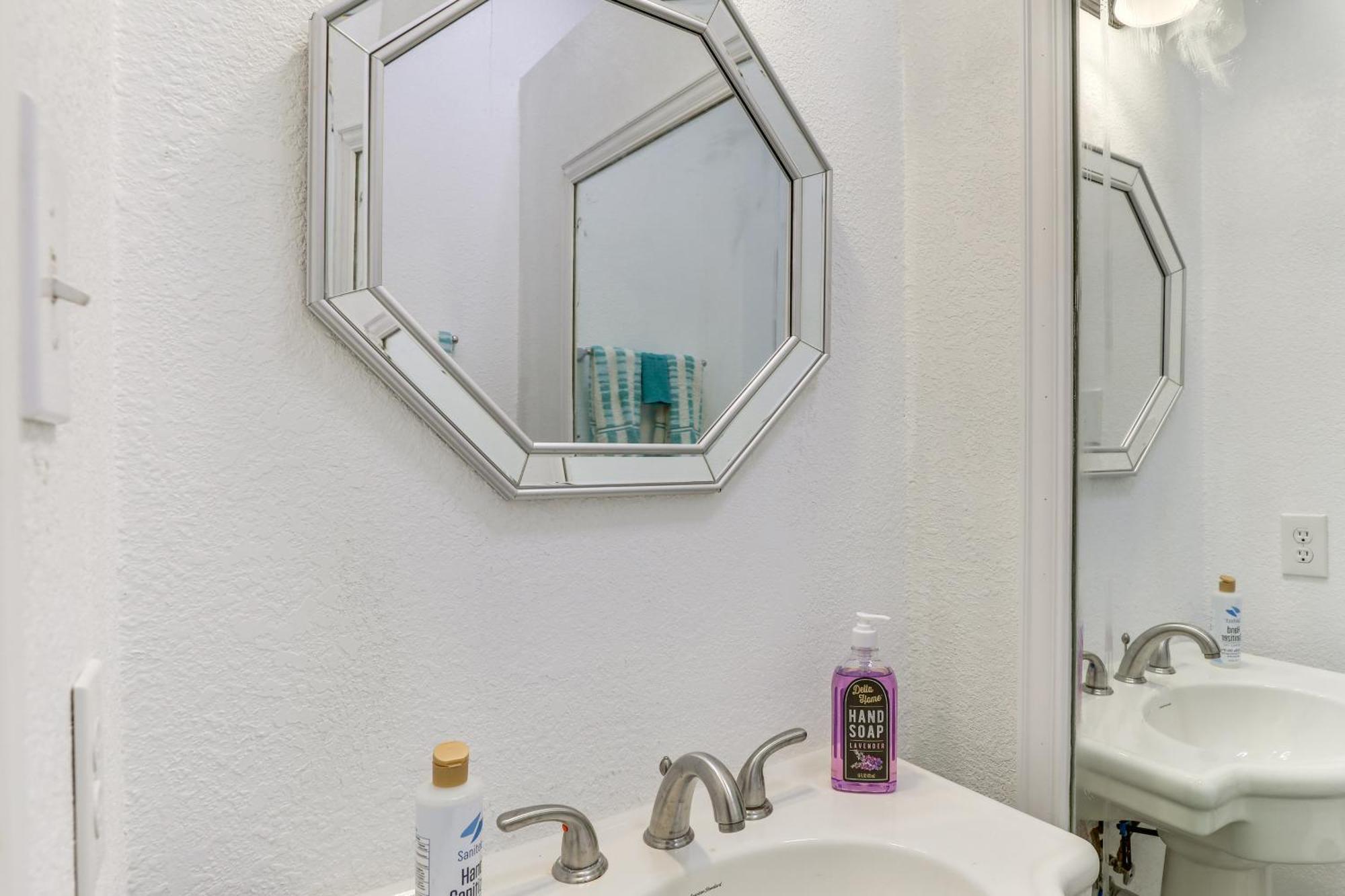 Luxe Worth Retreat With Pool, 11 Mi To Downtown Holiday home