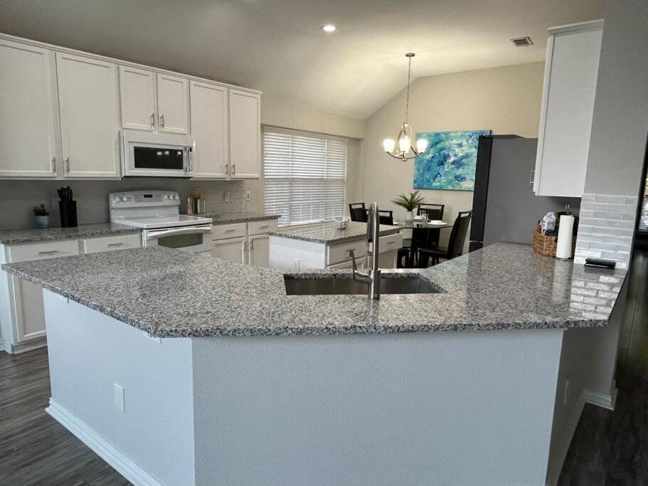 Luxury Worth Area 3bed2bath Workspace Holiday home *
