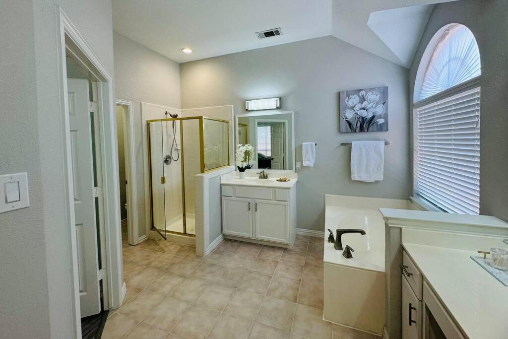 Luxury Worth Area 3bed2bath Workspace Holiday home