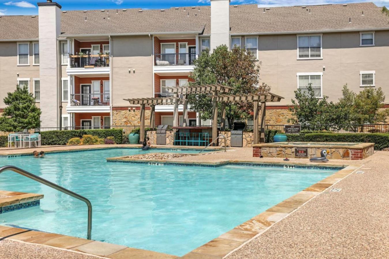 Apartment Upscale Living 2br, 2ba Pool