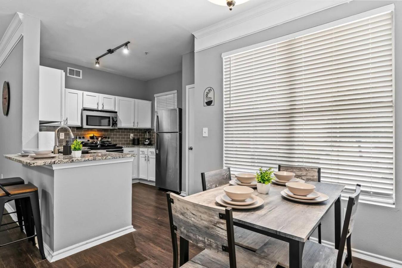 Upscale Living 2br, 2ba Pool Apartment *