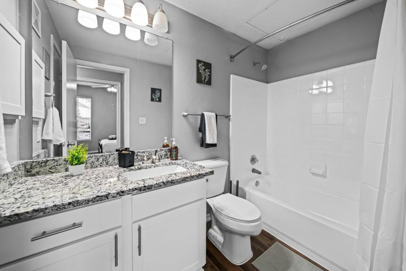 Refined Unit 2br, 2ba Pool Access Fort Worth