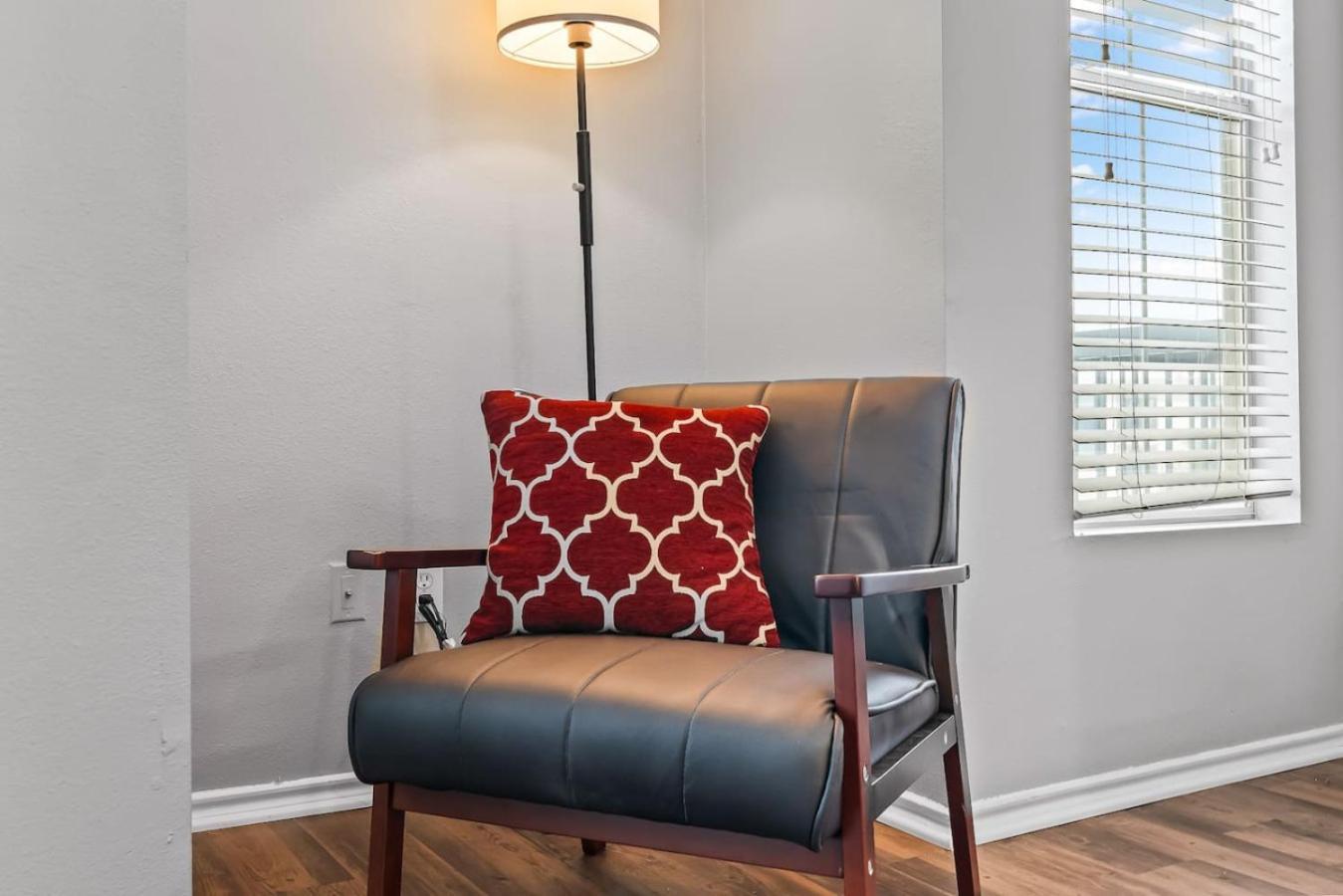 Refined Unit 2br, 2ba Pool Access Apartment *