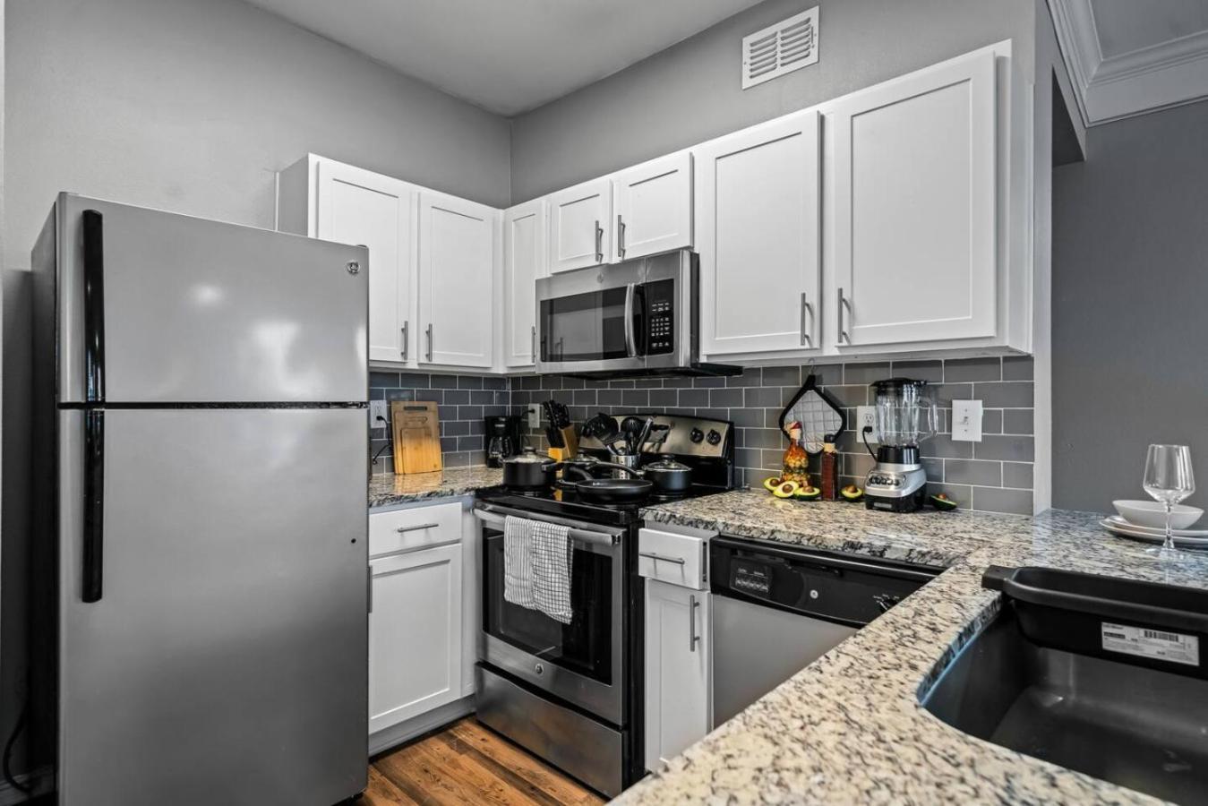 Refined Unit 2br, 2ba Pool Access Fort Worth