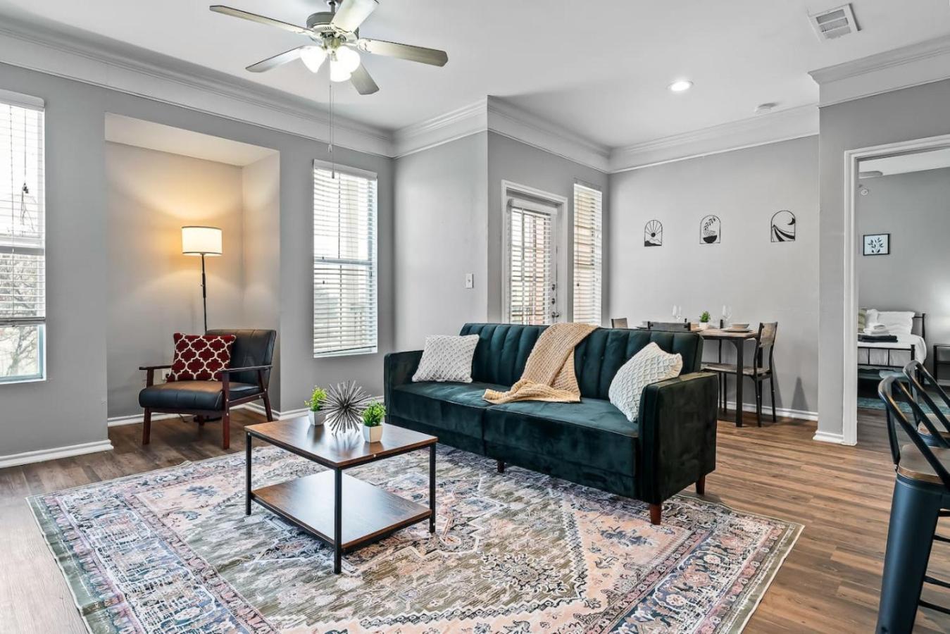 Refined Unit 2br, 2ba Pool Access