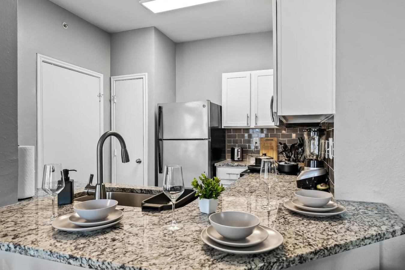 Apartment Refined Unit 2br, 2ba Pool Access *
