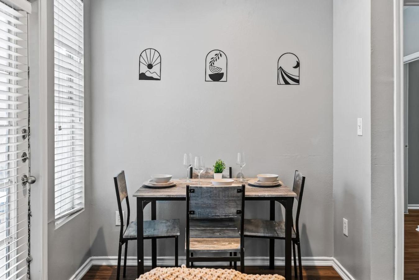 Refined Unit 2br, 2ba Pool Access * Fort Worth