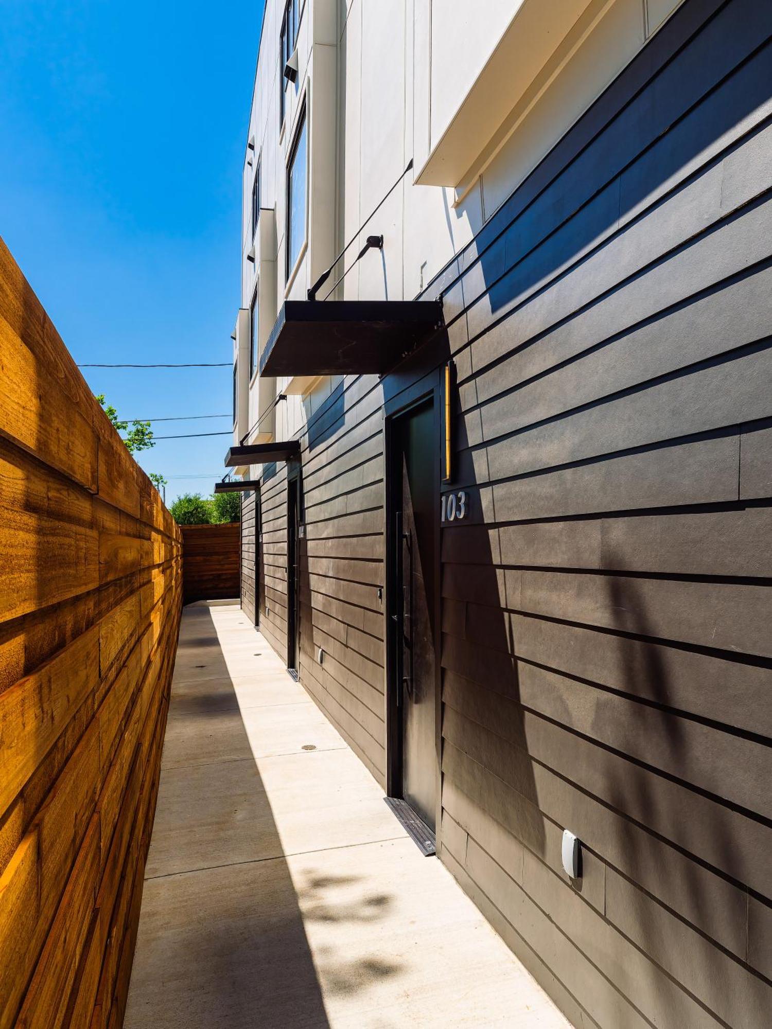 Stunning New Modern Magnolia Townhome Holiday home Fort Worth