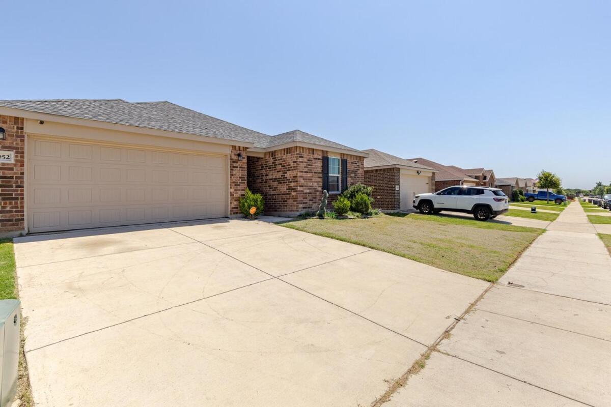 Chic Spacious With Piano, Grill, Hammock, Backyard Bliss, Near Stables In Worth Holiday home