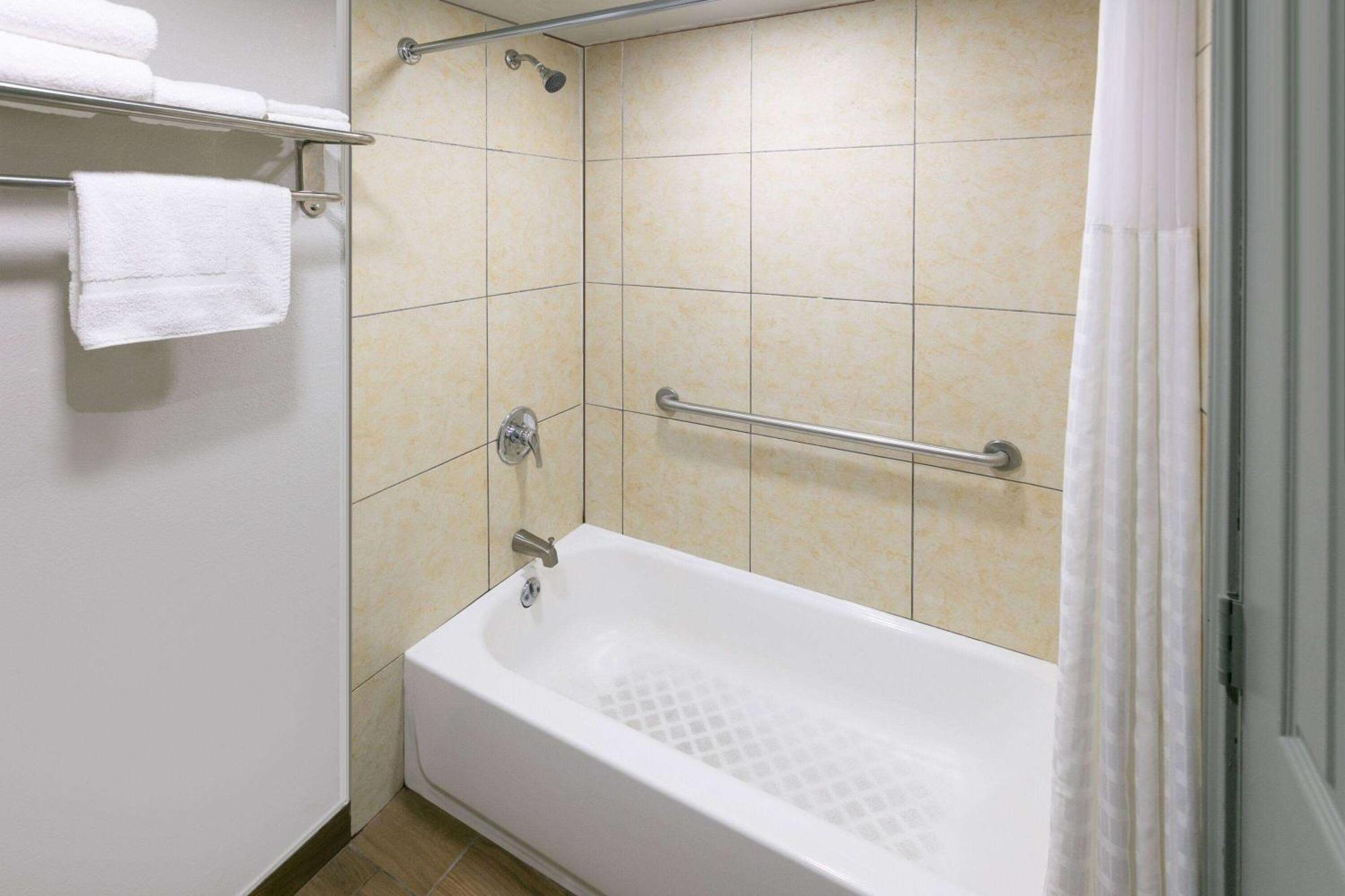 Days Inn By Wyndham South Fort Worth
