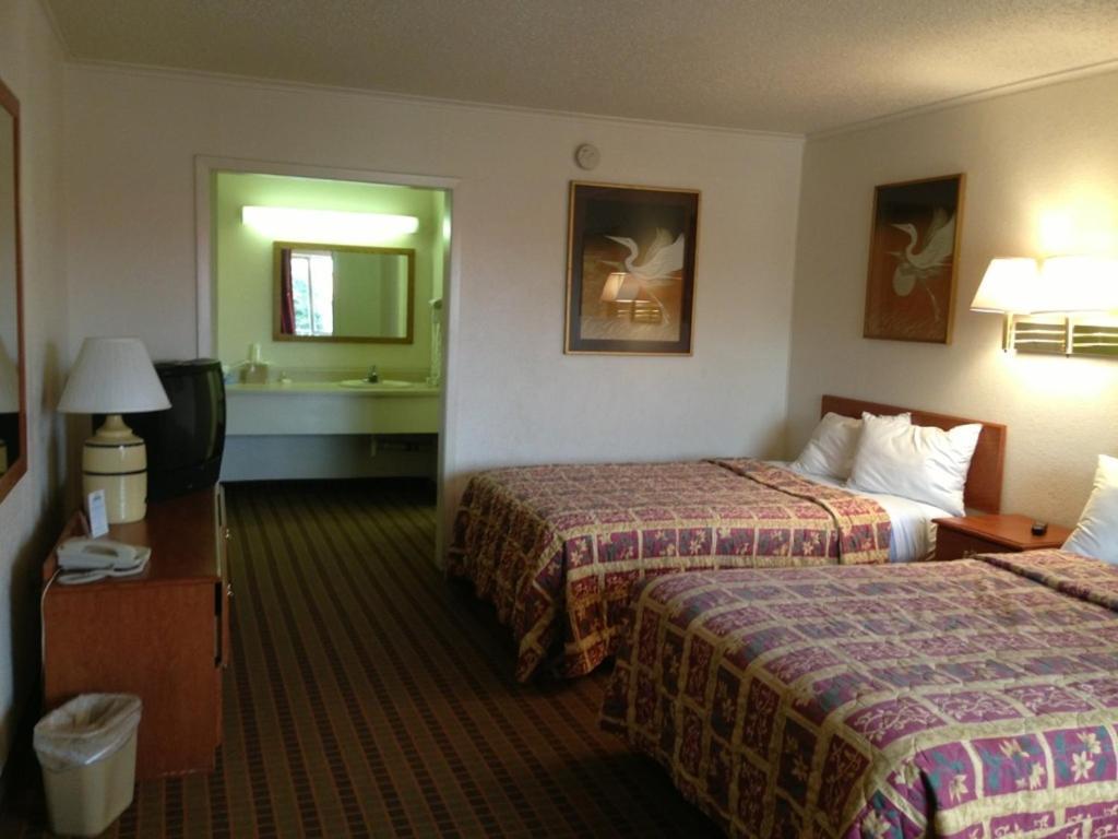 Days Inn By Wyndham South Fort Worth 2*