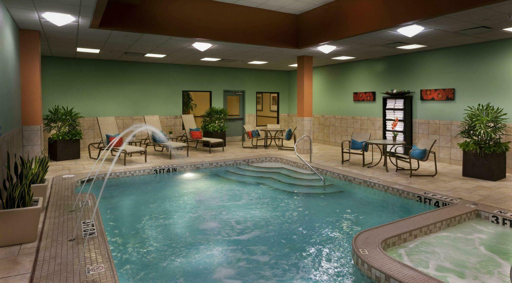 Embassy By Hilton Worth Downtown 4*