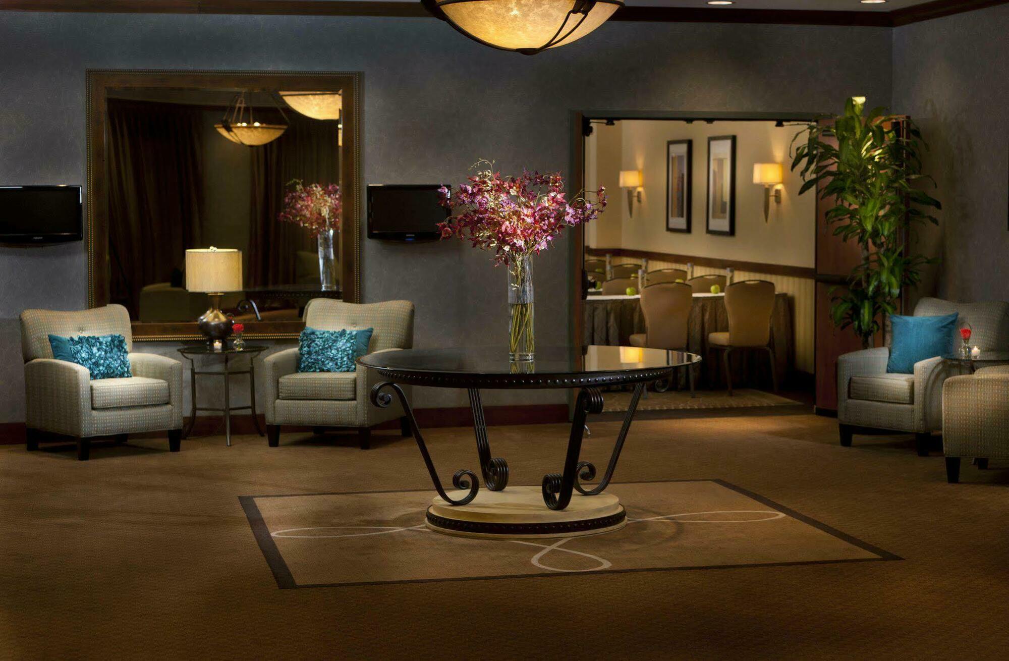Embassy By Hilton Worth Downtown 4*